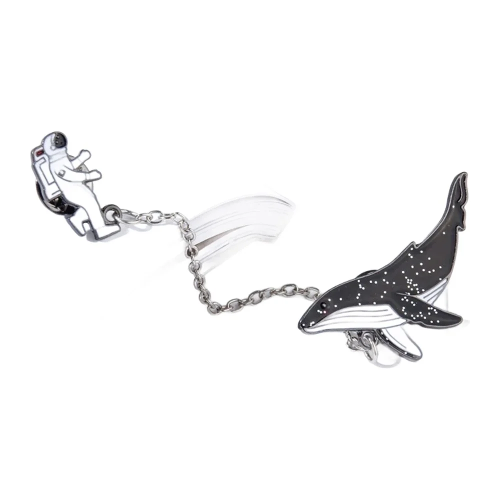 Pin’s À Chaine Astronaute Et Baleine