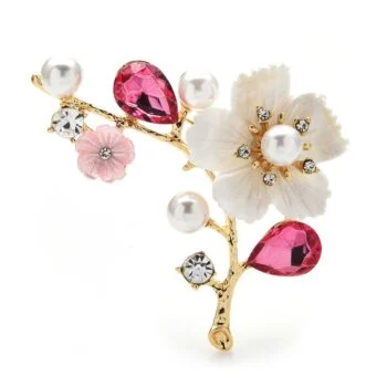 Pin's fleurs de prunier doré avec perles blanches, cristaux transparents, pierres roses facettées et fleurs décoratives en émail rose et blanc