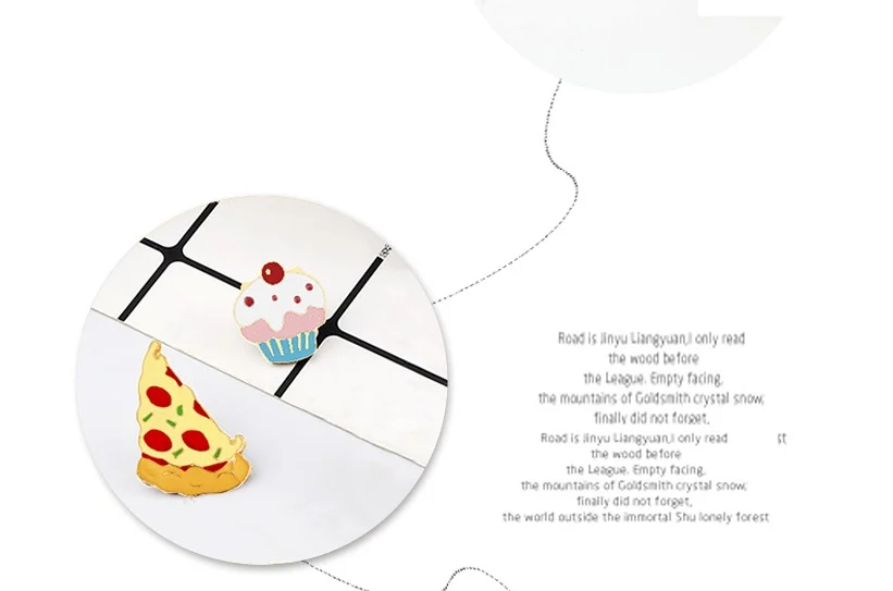 Pin's Pizza en émail coloré avec tranche de pizza jaune et points rouges, sur fond blanc à motifs lignes noires
