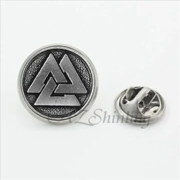 Pin's Valknut en métal argenté avec motif triangulaire entrelacé sur fond texturé, accompagné de son fermoir papillon