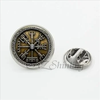 Pin's Vegvisir rond en métal argenté avec motif viking brun et détails gravés